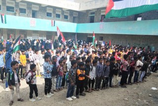 وقفة طلابية بمديرية القبيطة في لحج تنديداً بجرائم العدو الصهيوني في غزة